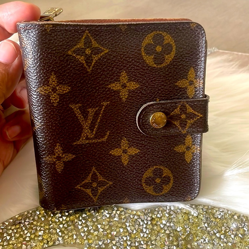 Authentic LOUIS VUITTON
2007 LV Monogram Zippy Compact Wallet